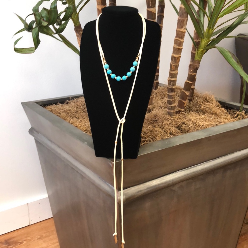 Magnesite choker with white suede